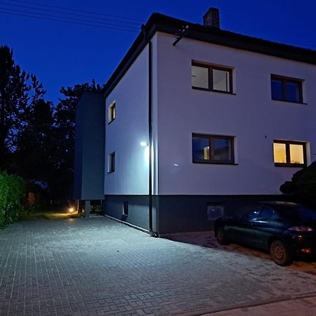 Vila Vekose - Apartman S Terasou A Zahradou Hradec Králové Dış mekan fotoğraf