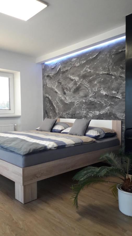 Vila Vekose - Apartman S Terasou A Zahradou Hradec Králové Dış mekan fotoğraf