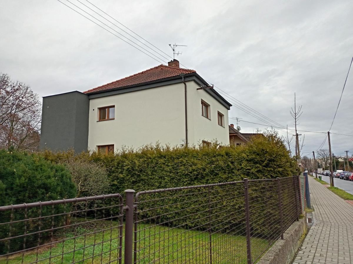 Vila Vekose - Apartman S Terasou A Zahradou Hradec Králové Dış mekan fotoğraf